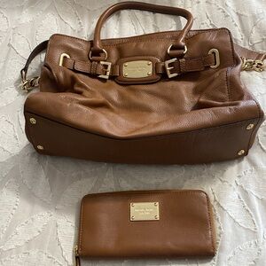 Michael Kors Leather Handle Bag, gold hardware, shoulder strap matching wallet!